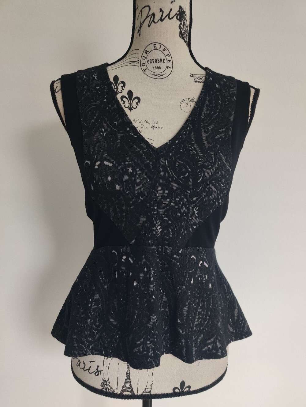 Bcbgmaxazria Two-tone Black Lace Peplum V-Neck High-low Asymmetric Womens Top_XS